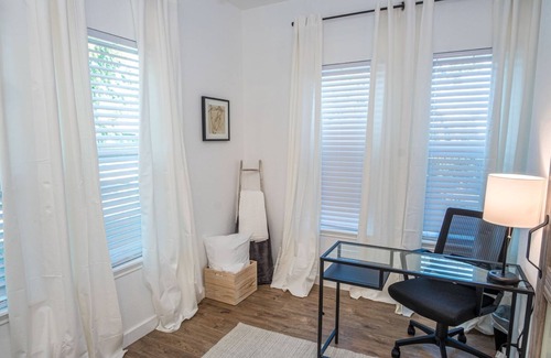 Downtown San Antonio House | HUGE Remodeled 5BR/4BA House Sleeps 20 Downtown!