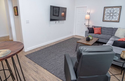 Downtown San Antonio House | HUGE Remodeled 5BR/4BA House Sleeps 20 Downtown!