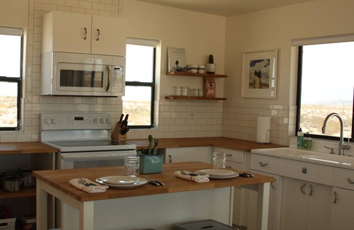 Joshua Tree Cabin | Huge Views in North Joshua Tree w/Outdoor Bathtub & Shower