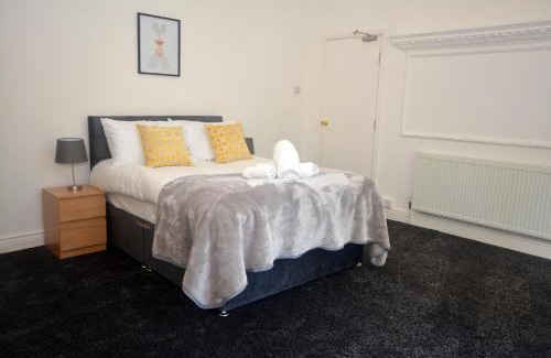 Hull House | Hull Contractor Lodge-Sleeps 10, Free Parking, Near Stadium