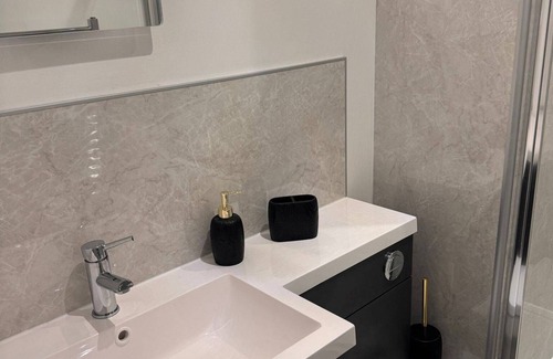 Hull Apartment | Hull Hideaway - Modern Apartment for 4