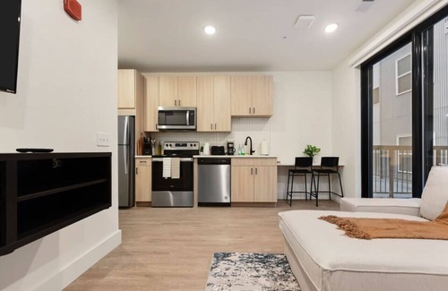 East Liberty Apartment | HULU+PARKING+GYM Near Universities|UPMC|Shopping