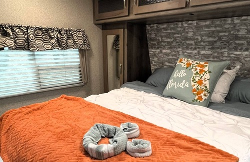 Bay Lake House | Hummingbird Haven RV with Queen, Bunk & 1 1/2 Baths- Delivered & Setup for You!