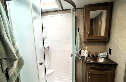 Bay Lake House | Hummingbird Haven RV with Queen, Bunk & 1 1/2 Baths- Delivered & Setup for You!