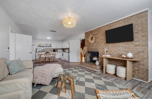 San Luis House | HUMMINGBIRD HAUS 6 Bedrooms Mid-Century 2-Unit Home 2 Kitchens