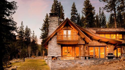Truckee Villa | Hunter by AvantStay Riverfront Cabin w Prvt Cottage 5Mins from Palisades