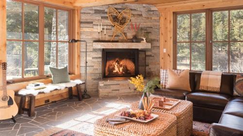 Truckee Villa | Hunter by AvantStay Riverfront Cabin w Prvt Cottage 5Mins from Palisades