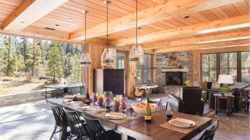 Truckee Villa | Hunter by AvantStay Riverfront Cabin w Prvt Cottage 5Mins from Palisades