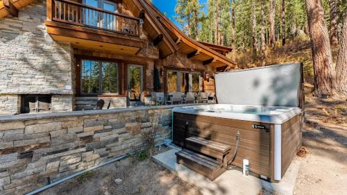 Truckee Villa | Hunter by AvantStay Riverfront Cabin w Prvt Cottage 5Mins from Palisades