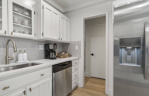 South Tulsa House | Hunter Oaks: Stylish retreat in central Tulsa location