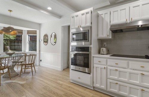 South Tulsa House | Hunter Oaks: Stylish retreat in central Tulsa location
