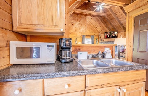 Townsend Cabin | Hunter's Hideaway (2-Bedroom Cabin) with Mountain view - Pets Allowed by RedAwning