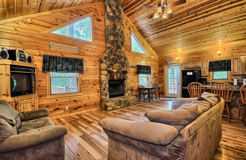 Logan Cabin | Hunter's Retreat - Cozy Cabin, near Old Man's Cave