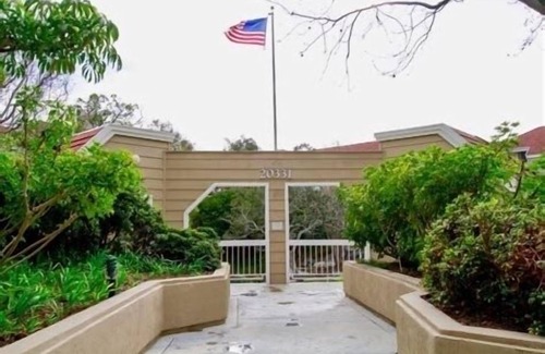 Huntington Beach Condo | Huntington Beach- studio condo a mile from Ocean, Main st. And Pacific city.