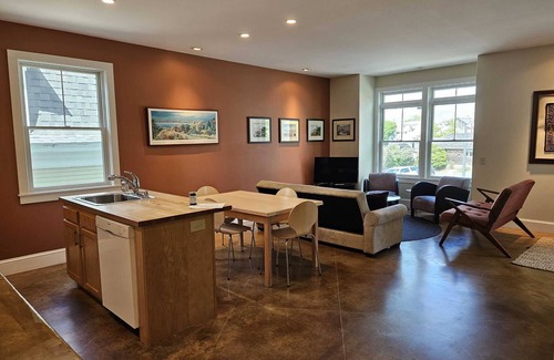Bar Harbor House | Hurley Cottage - large & modern, in the heart of Bar Harbor, walk to the harbor