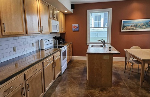 Bar Harbor House | Hurley Cottage - large & modern, in the heart of Bar Harbor, walk to the harbor