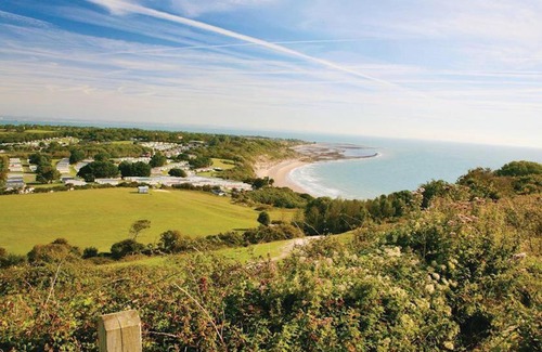 Bembridge Resort | "Hurst View" at Whitecliff Bay Isle of Wight - Yarborough View 1