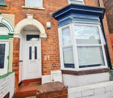 Hull House | Hush Haven Homes Short Stay & Serviced Accommodation for Contractors, Families & Workers - Free Parking & Fast WiFi - Near MKM Stadium, Royal Infirmary Hospital