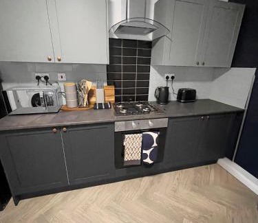 Hull House | Hush Haven Homes Short Stay & Serviced Accommodation for Contractors, Families & Workers - Free Parking & Fast WiFi - Near MKM Stadium, Royal Infirmary Hospital
