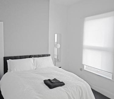 Hull House | Hush Haven Homes Short Stay & Serviced Accommodation for Contractors, Families & Workers - Free Parking & Fast WiFi - Near MKM Stadium, Royal Infirmary Hospital