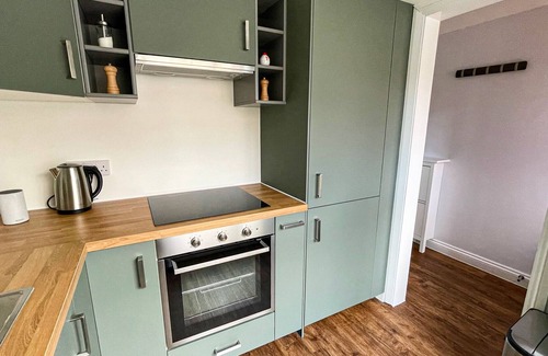 Westbourne House | Hydeaway Holiday Home - 3 bed house with parking, sleeps up to 7