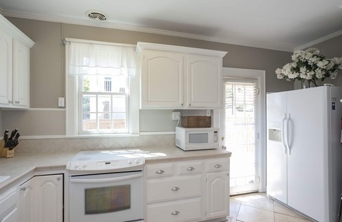East Nashville House | Hydrangea: Golf Views, Porch Vibes, 3mi Broadway!