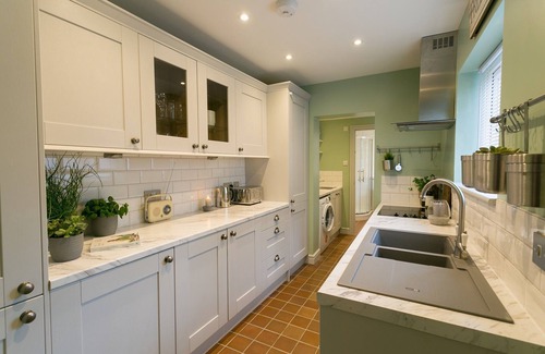 Beaumaris Apartment | Hyfrydle - a coastal that sleeps 6 guests in 3 bedrooms