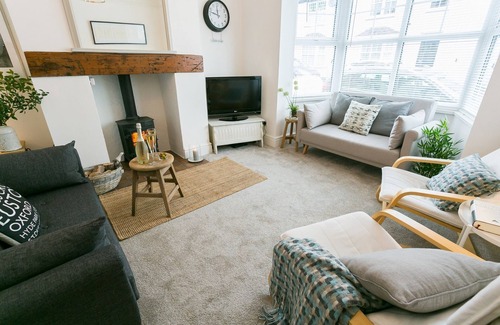 Beaumaris Apartment | Hyfrydle - a coastal that sleeps 6 guests in 3 bedrooms
