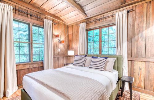 Rhododendron House | Hygge Cabin On The River