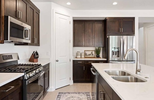 Washington House | Hygge House: 3 King Suites, Pickleball, Patio + Bbq