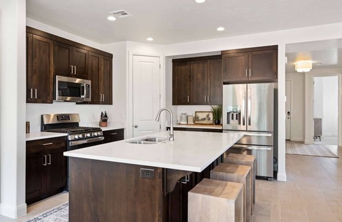 Washington House | Hygge House: 3 King Suites, Pickleball, Patio + Bbq