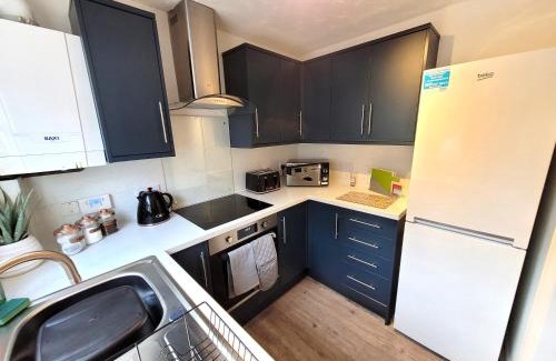 Colchester House | Hythe House - Sleeps 7 - Perfect for families and contractors
