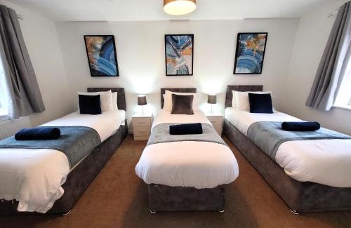 Colchester House | Hythe House - Sleeps 7 - Perfect for families and contractors