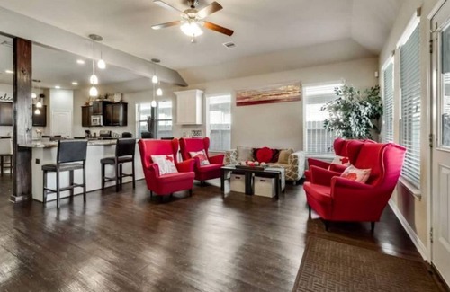 Spring House | IAH Houston Airport 4 King/ 1Qn 25 min to Downtown/Turkey Leg Hut