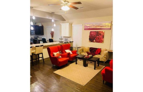 Spring House | IAH Houston Airport 4 King/ 1Qn 25 min to Downtown/Turkey Leg Hut