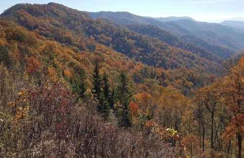 Bryson City Cottage | Ian’s Getaway, Hiking, Bryson City Hottub , whitewater rafting, Casino,GSMRR!