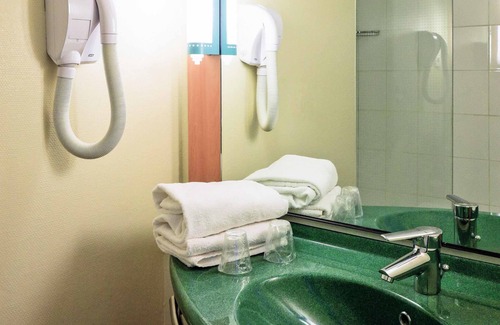 Bron Hotel | ibis Lyon Est Bron