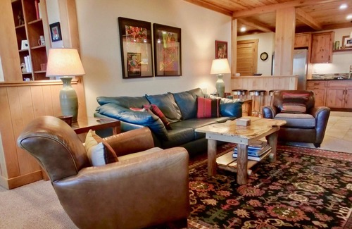 Brevard House | Icarus House - Amazing views, trails, art and beauty just 4 miles from town