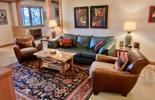 Brevard House | Icarus House - Amazing views, trails, art and beauty just 4 miles from town