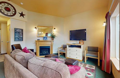 Downtown Leavenworth Apartment | Icicle Village Resort Condo #407