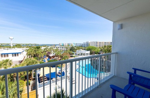 Fort Walton Beach Hotel | Iconic Grotto Pool Views at Seaside Retreat Near Indian Temple Mound Museum