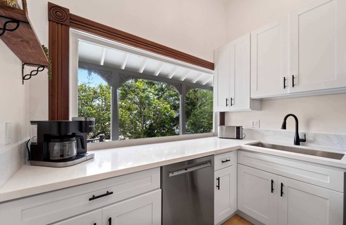 Bankers Hill House | Iconic Mansion: Games, Parking & Historic Charm!
