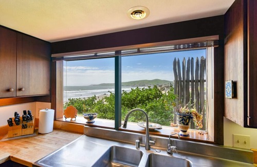 Cayucos House | Iconic Oceanfront Cayucos Beach Home, Panoramic View Room, Direct Beach Access!