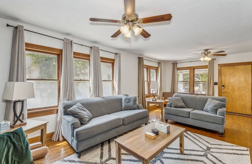Wichita House | ICT CUTE, COZY AND CHEERFUL 3 BEDROOM HOUSE