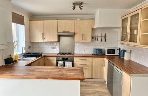 Glasgow House | Ideal 3 Bed Home In Glasgow City With Free Parking