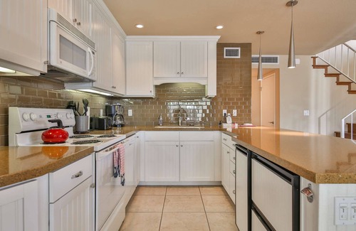 Palm Desert Condo | Ideal Condo by El Paseo | Pool & Tennis Access | Modern Amenities & Proximity to Shopping