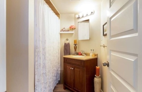Kelowna Central Business District Apartment | Ideal Downtown Location