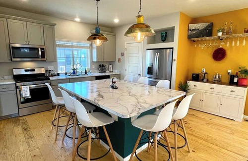 Commerce City House | Ideal for both professionals and families, the Denver Chile House offers a fully furnished residence featuring four (4) welcoming bedrooms, a dedicated workspace for remote professionals, and a spacious kitchen table for quality family time.