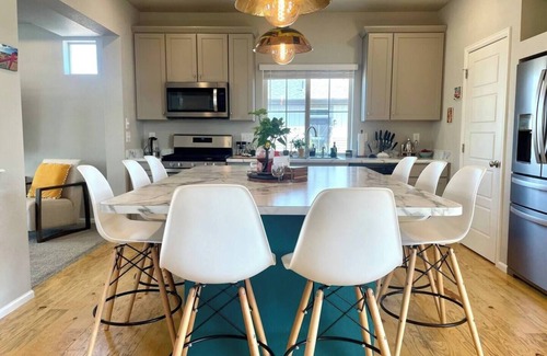 Commerce City House | Ideal for both professionals and families, the Denver Chile House offers a fully furnished residence featuring four (4) welcoming bedrooms, a dedicated workspace for remote professionals, and a spacious kitchen table for quality family time.