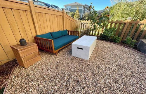Commerce City House | Ideal for both professionals and families, the Denver Chile House offers a fully furnished residence featuring four (4) welcoming bedrooms, a dedicated workspace for remote professionals, and a spacious kitchen table for quality family time.